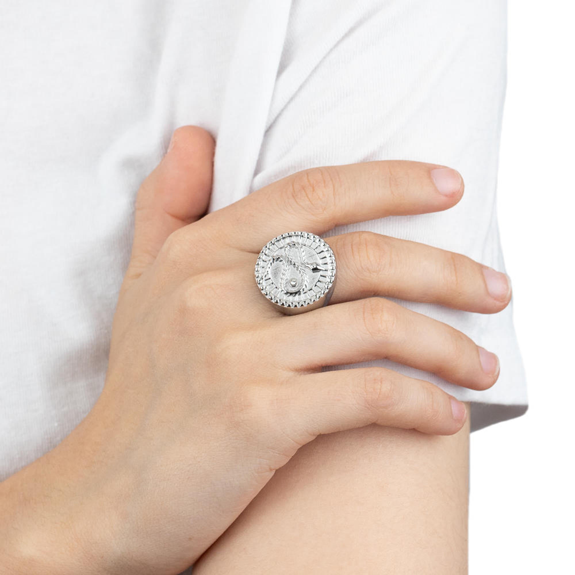 Anillo circular con serpiente y cristal 21mm