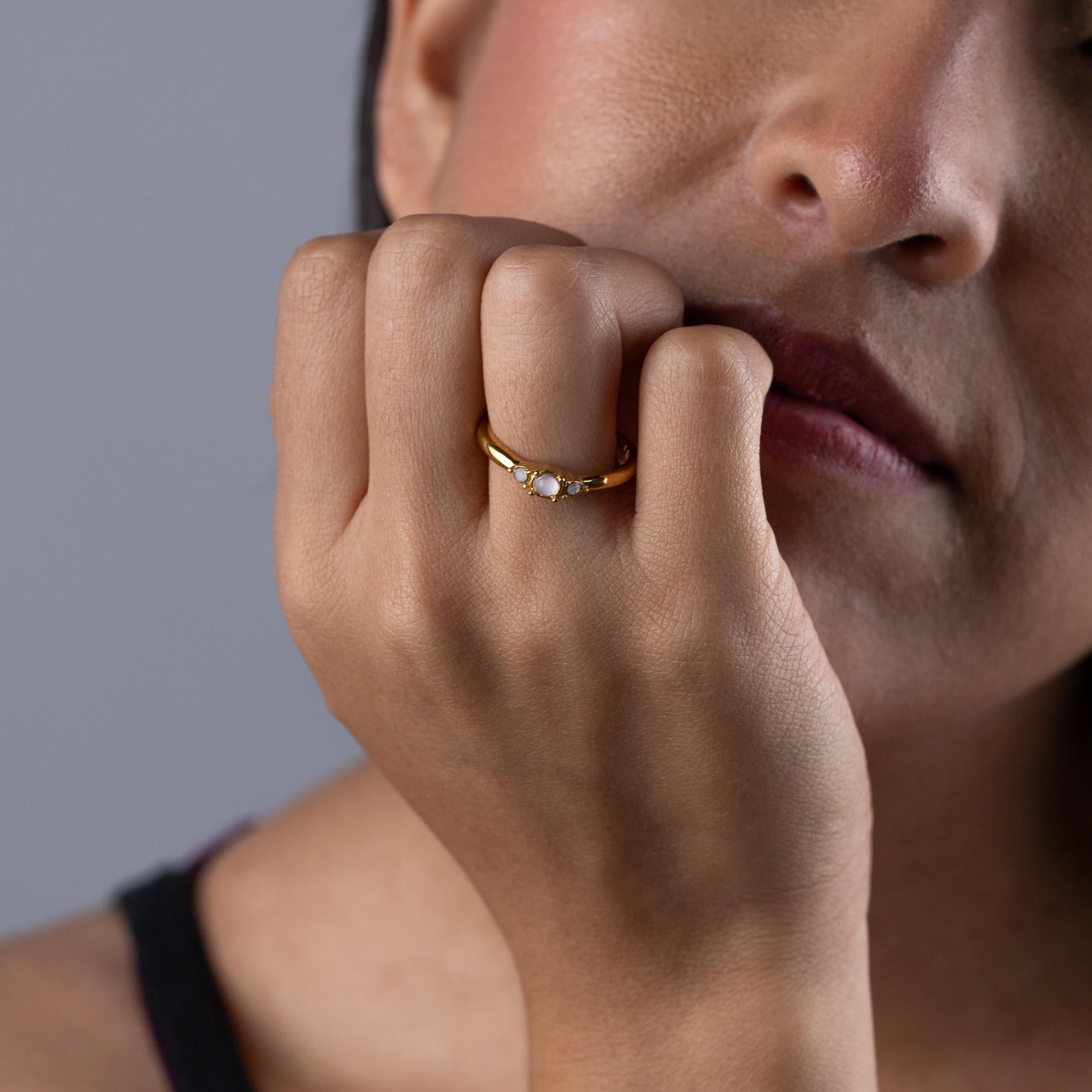 Anillo liso con triple piedra de opalo blanca 4mm