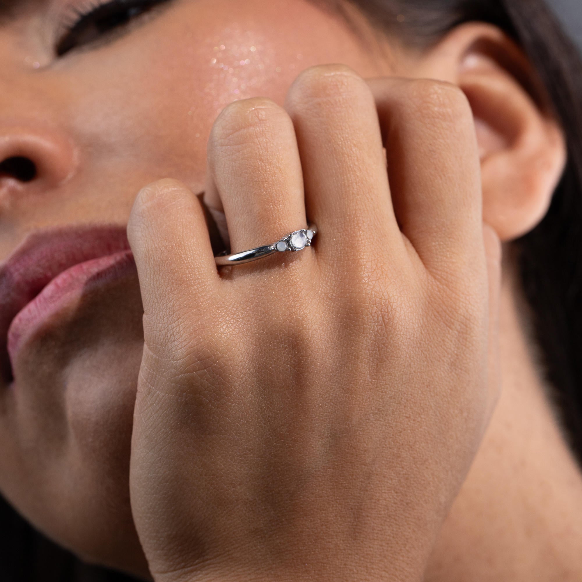 Anillo liso con triple piedra de opalo blanca 4mm