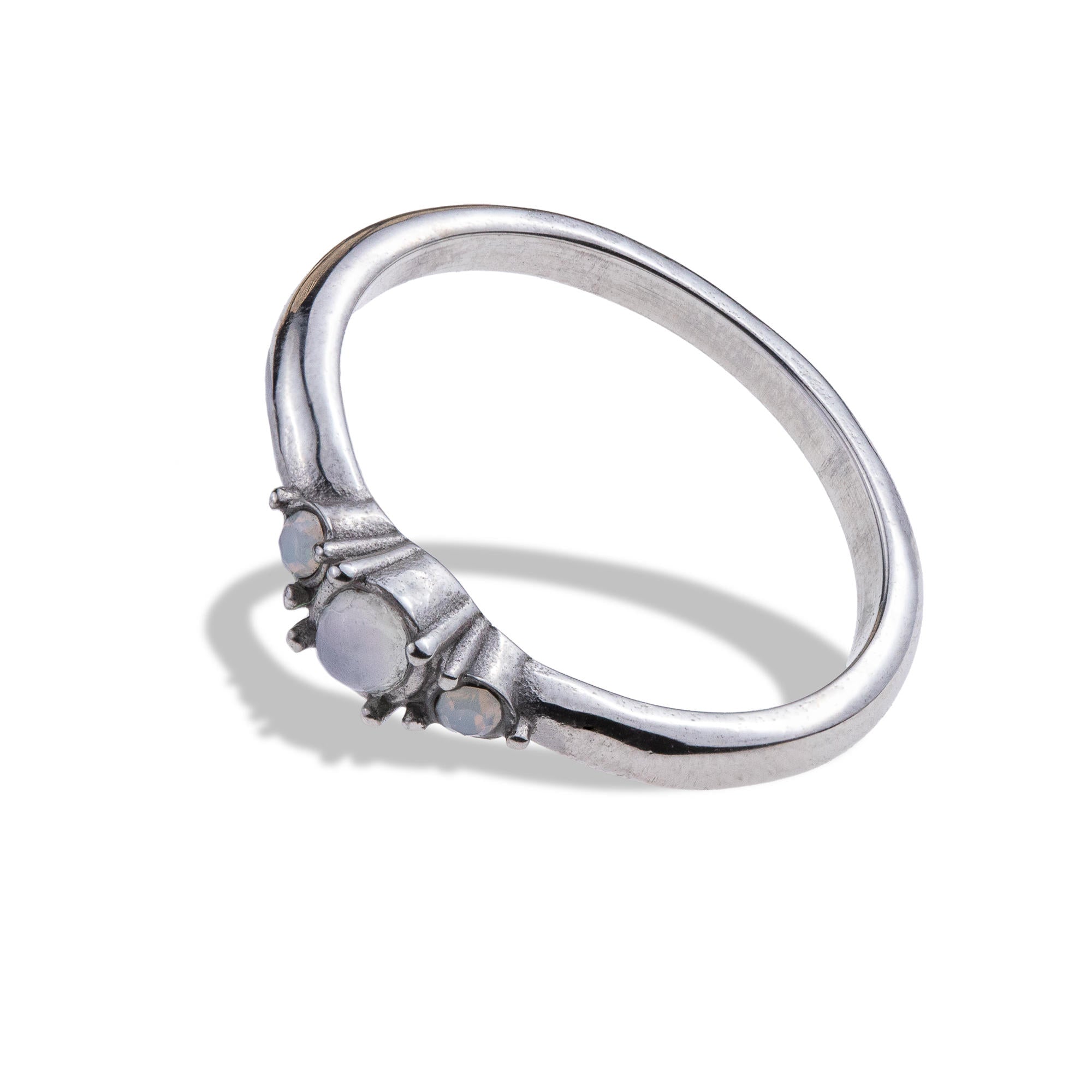 Anillo liso con triple piedra de opalo blanca 4mm
