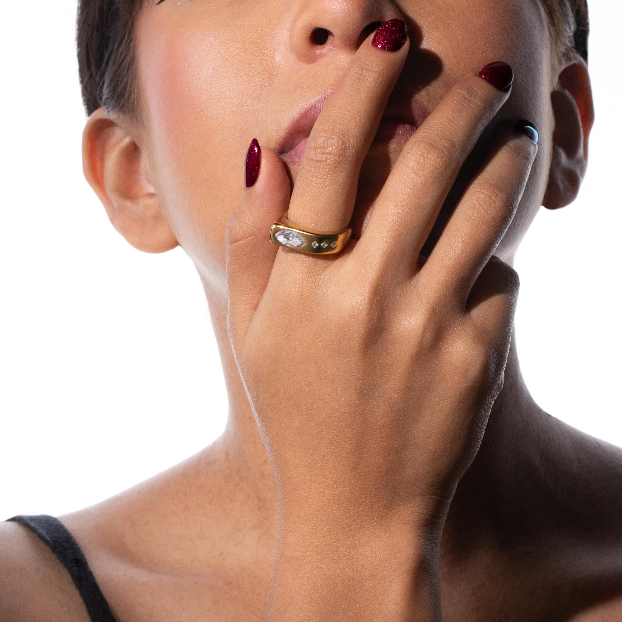 Anillo liso con cristales marquise y rombo 7mm