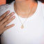 Collar con letra de textura lineal y cristal 45-50cm