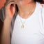 Collar con letra de textura lineal y cristal 45-50cm