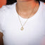 Collar con letra de textura lineal y cristal 45-50cm