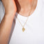 Collar con letra de textura lineal y cristal 45-50cm