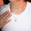 Collar con letra de textura lineal y cristal 45-50cm
