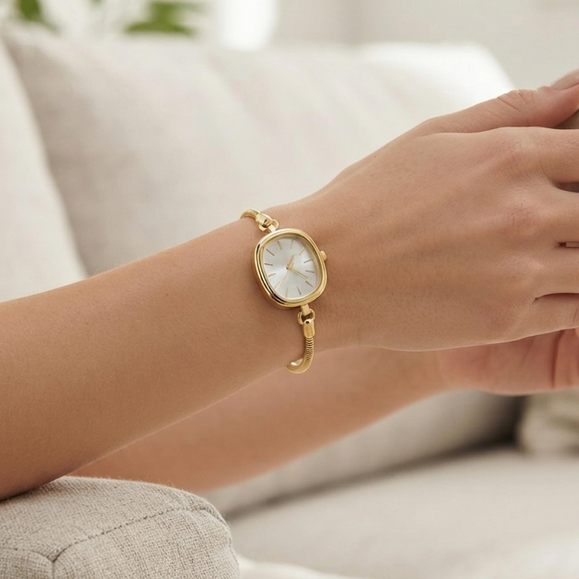 Reloj cola de raton caratula ovalada broche de bola 18cm