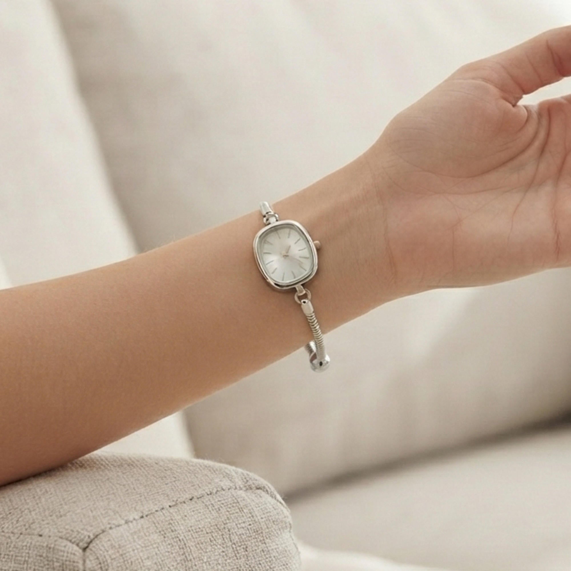 Reloj cola de raton caratula ovalada broche de bola 18cm