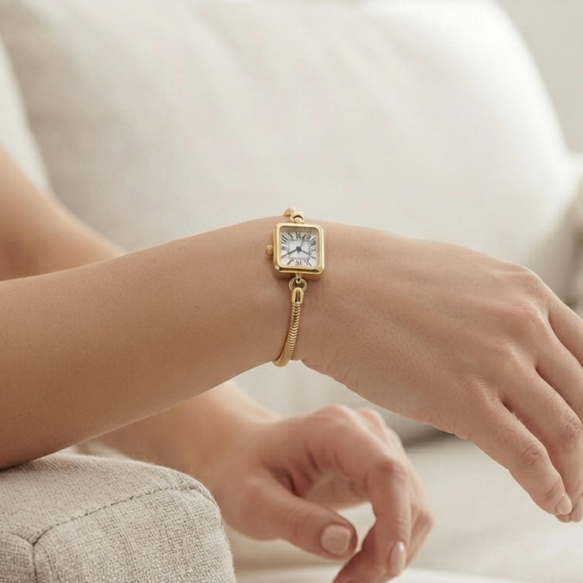 Reloj cola de raton caratula cuadrada numeros romanos broche de bola 18cm