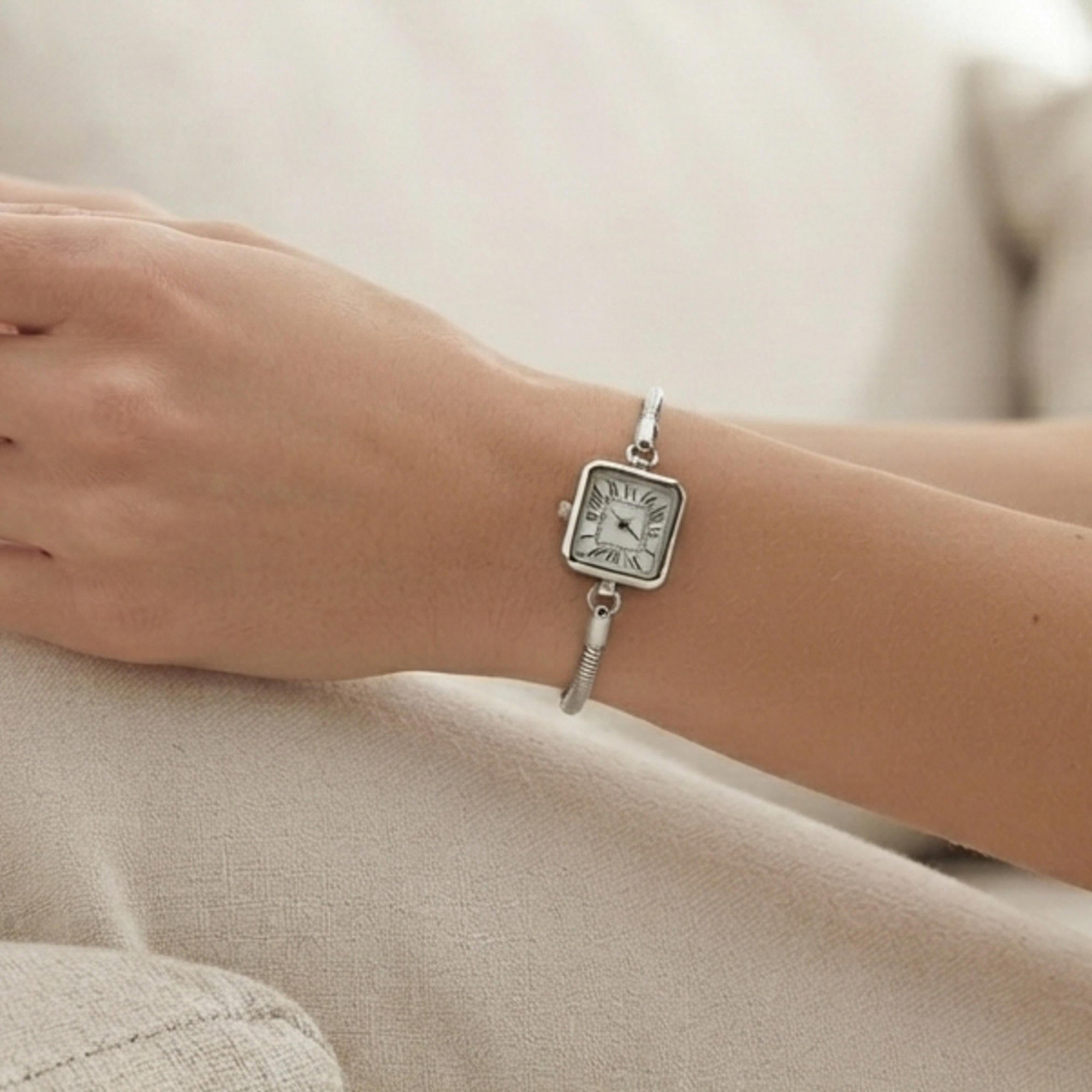 Reloj cola de raton caratula cuadrada numeros romanos broche de bola 18cm