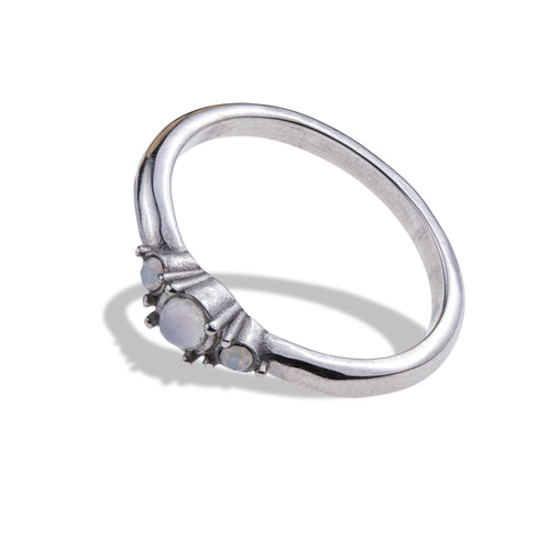Anillo liso con triple piedra de opalo blanca 4mm