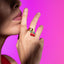 Anillo ajustable ancho con colgante de cerezas esmaltadas 10mm