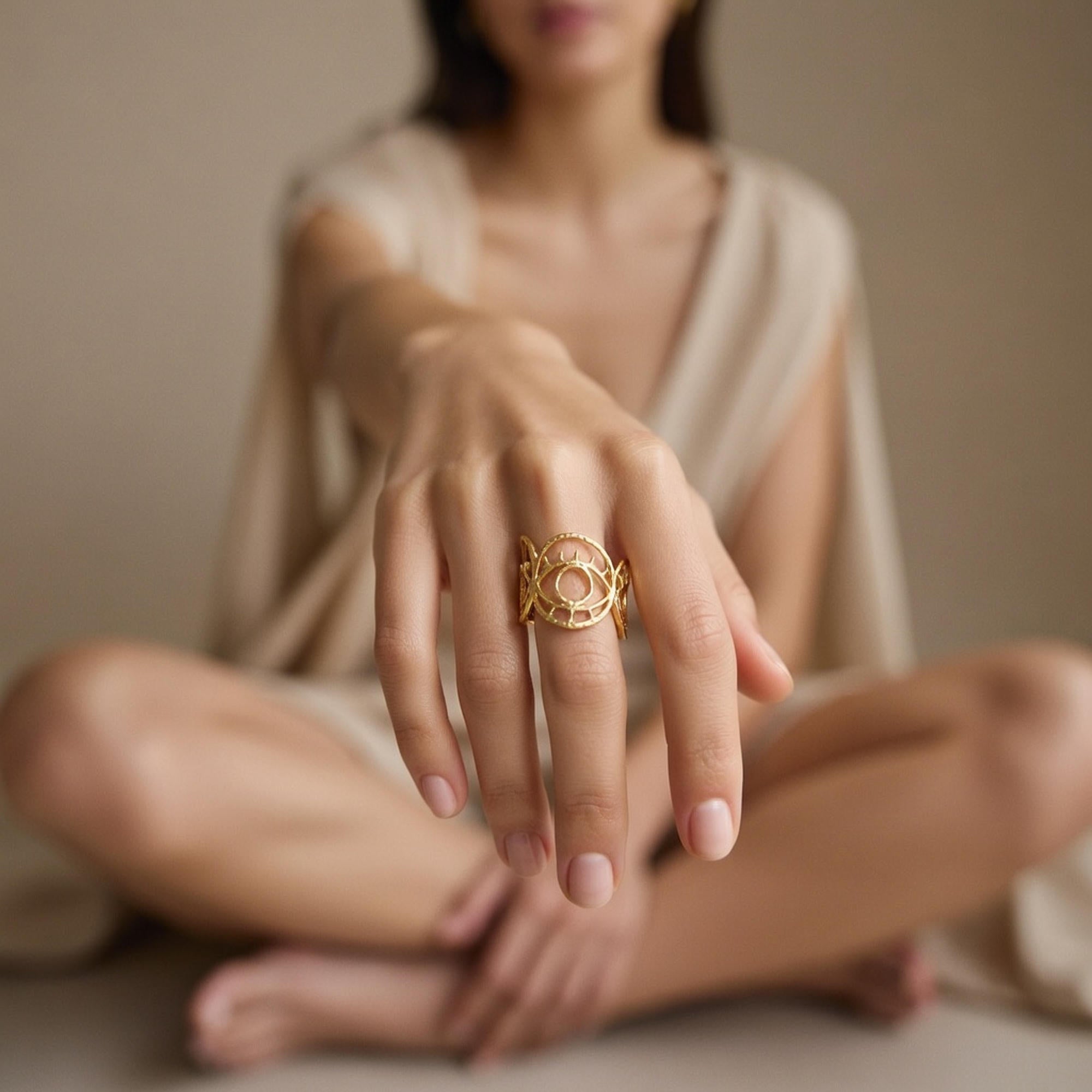 Anillo ajustable calado de circulos martillados con silueta de ojos 16mm