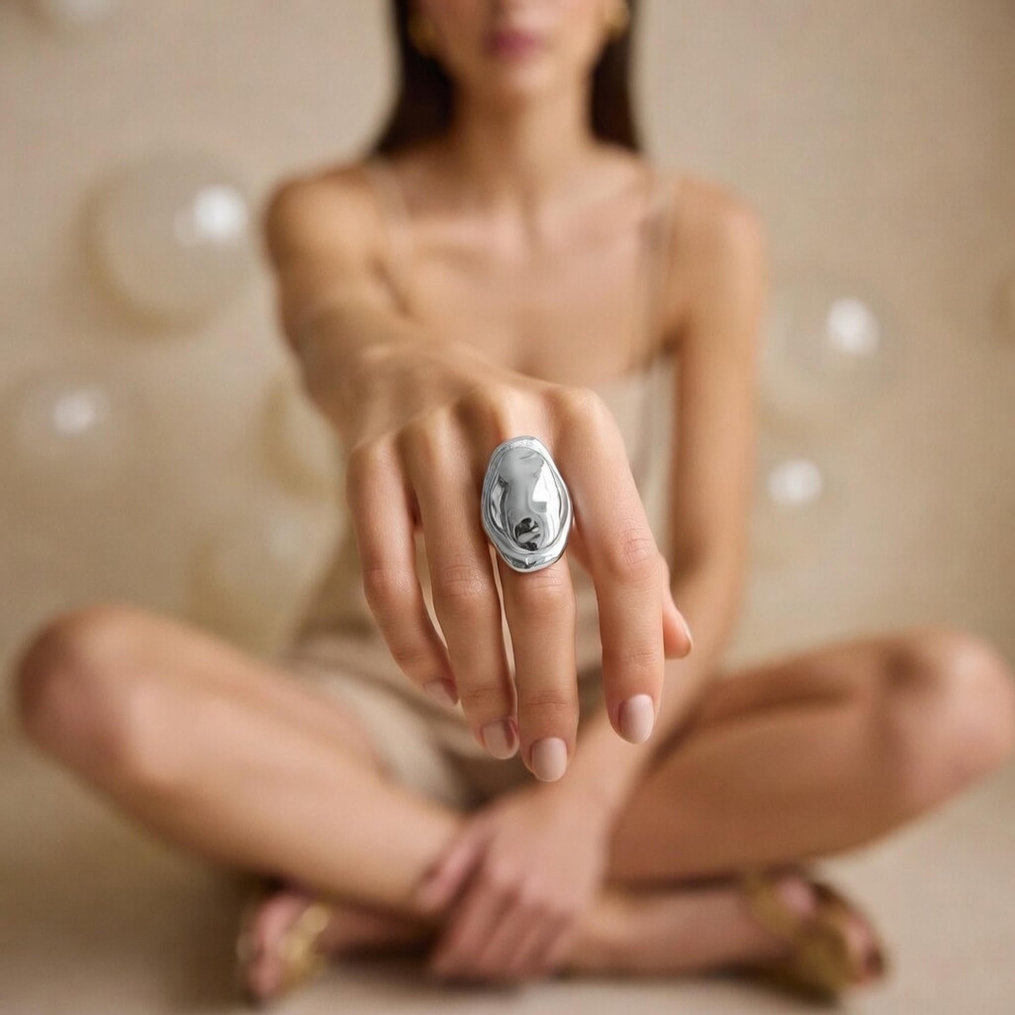 Anillo ovalado con textura irregular 31mm