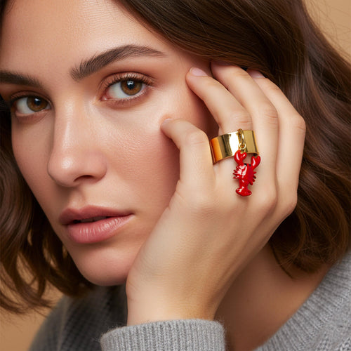 Anillo ajustable liso con dije de langosta esmaltada 10mm
