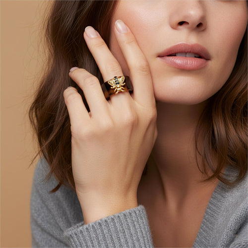 Anillo abierto de carey con dije de abeja esmaltada 10mm