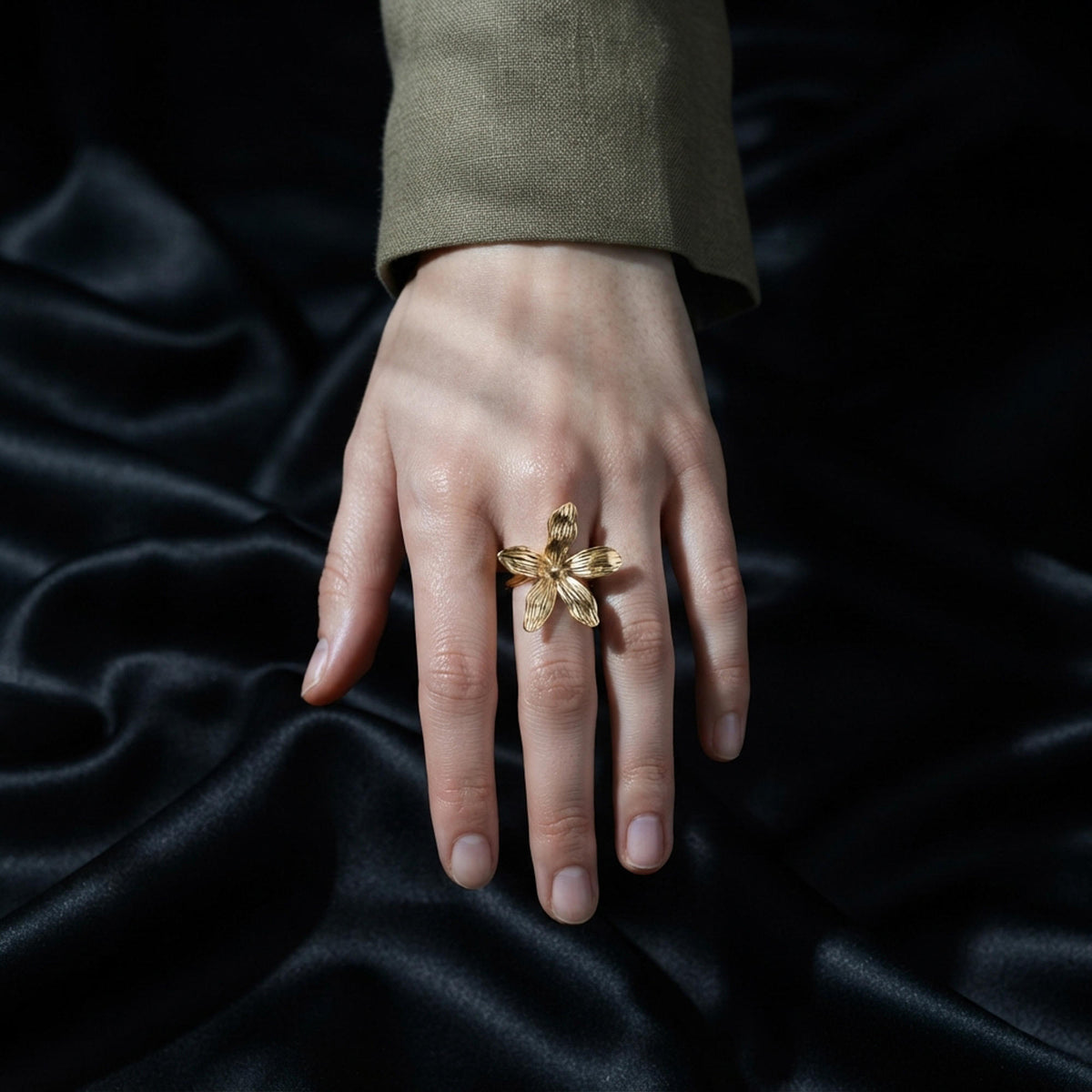Anillo ajustable de flor texturizada 26mm