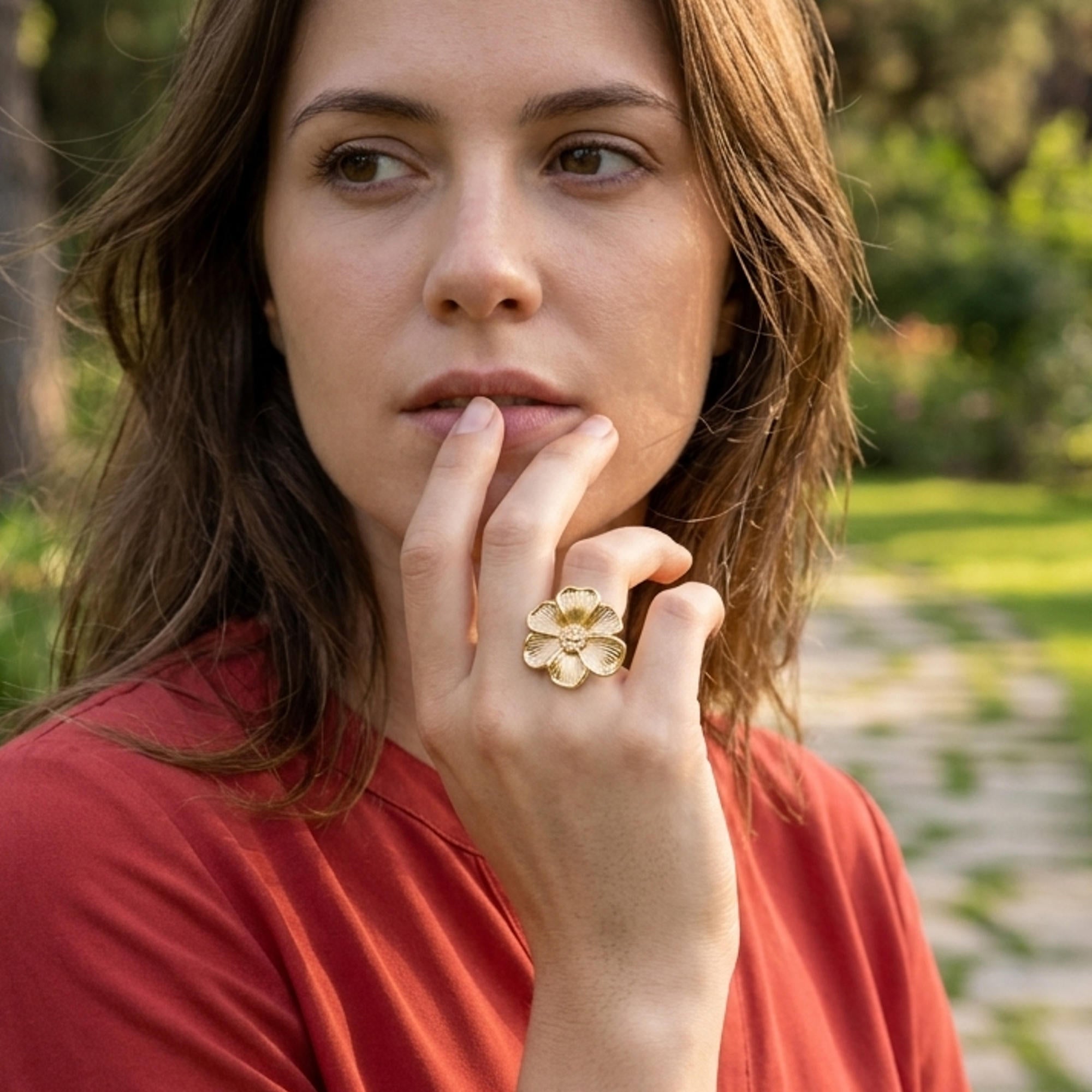 Anillo ajustable flor texturizada 28mm