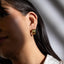 Media arracada triple con textura lineal 19mm