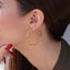 Media arracada tubular con corazones 44mm