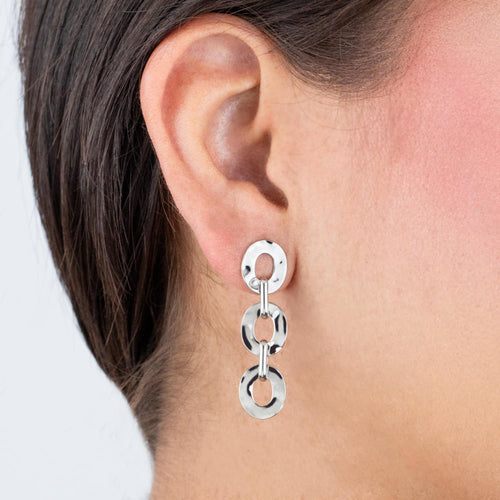 Arete largo aros entrelazados martillados 40mm