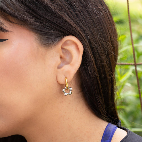 Arracada tubular ovalada con colgante de flor 24mm