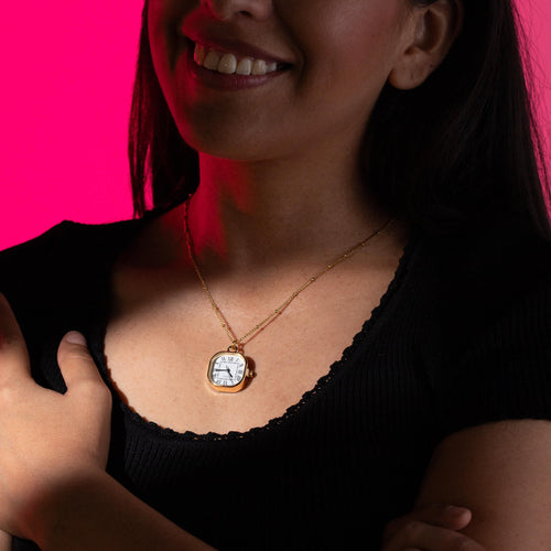 Collar colgante de reloj cuadrado numeros romanos 60cm