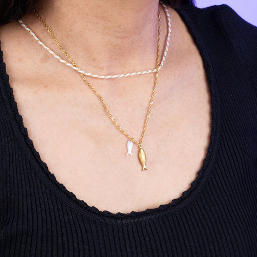 Collar doble dijes de pez en  y resina tornasol 45-50cm