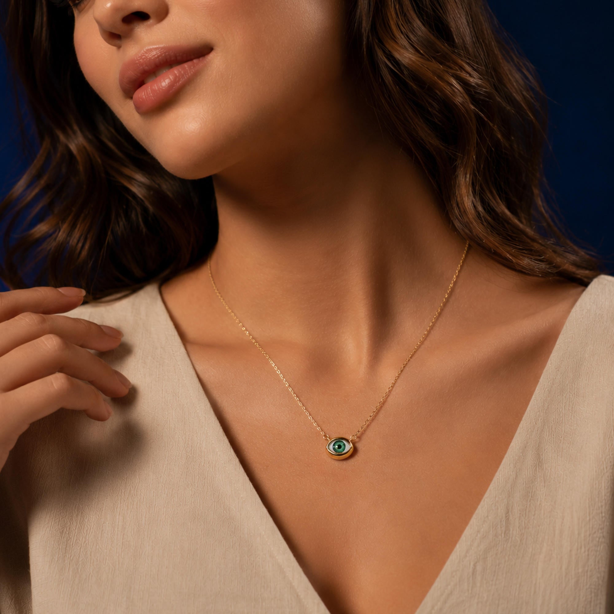 Collar con dije ojo realista verde 52-57cm