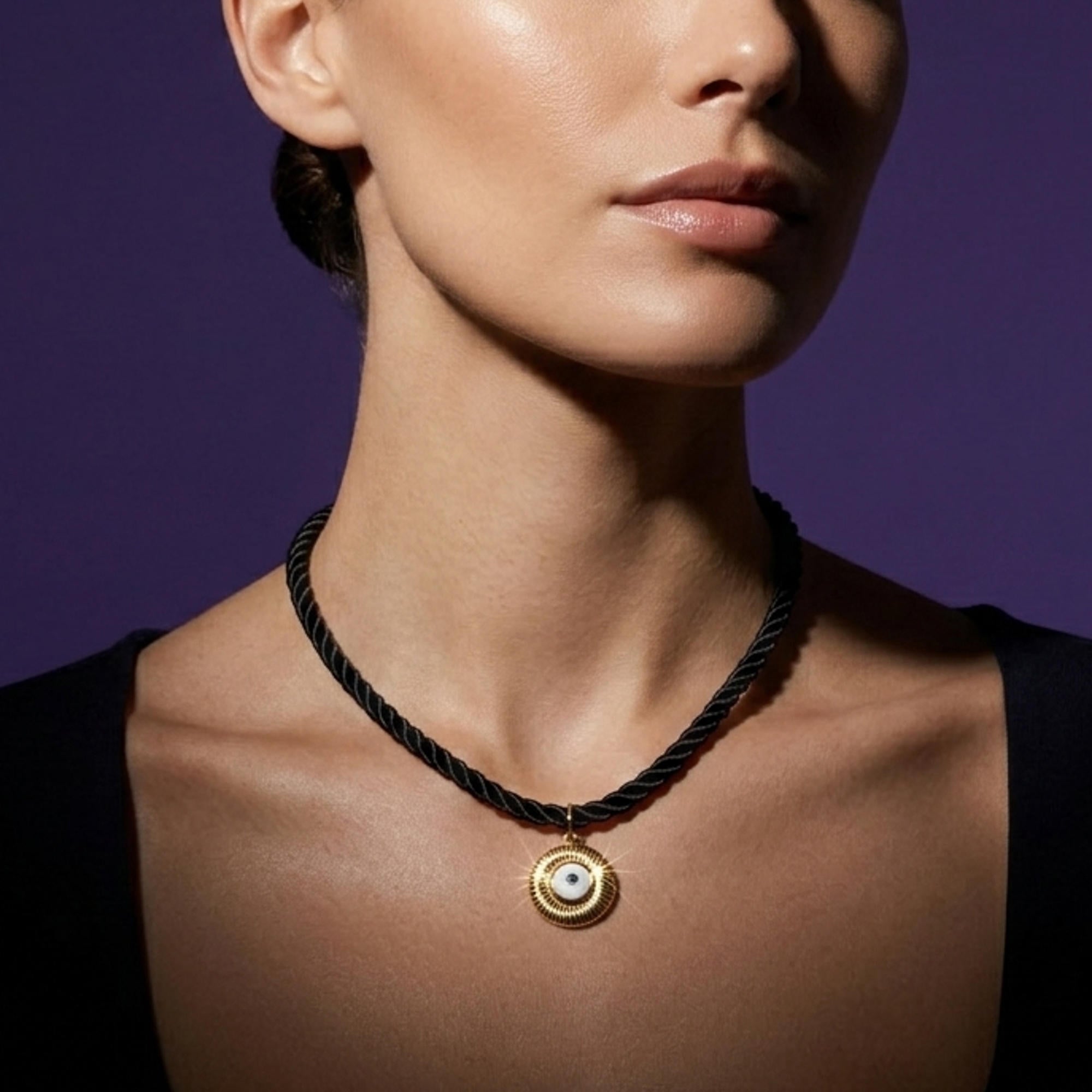 Collar hilo trenzado con dije de ojo 52-57cm