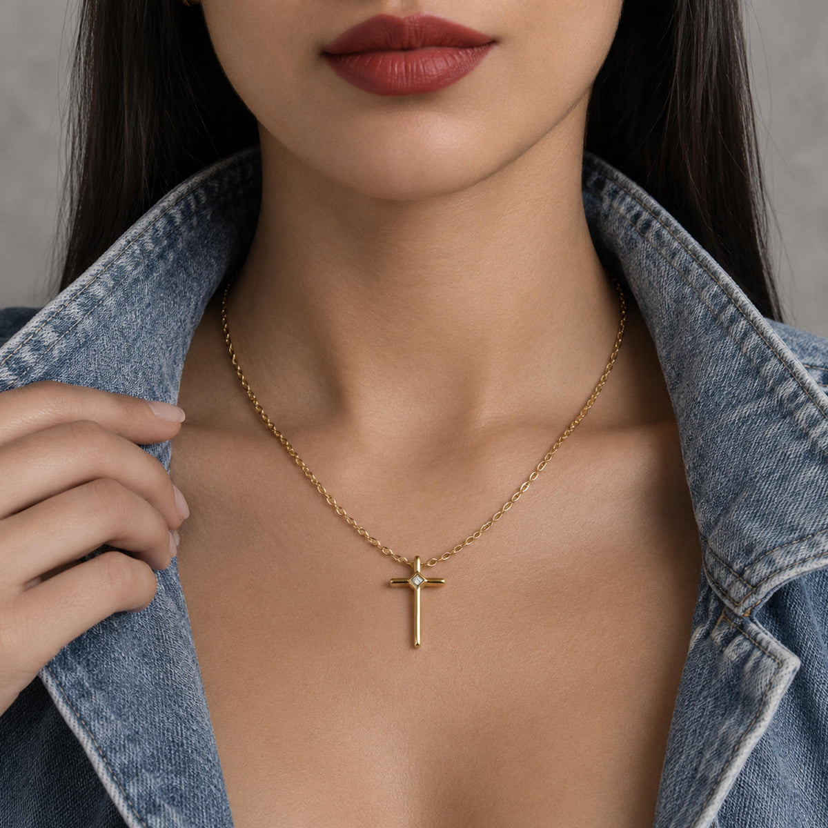 Collar con dije de Cruz y cristal rombo 45-50cm