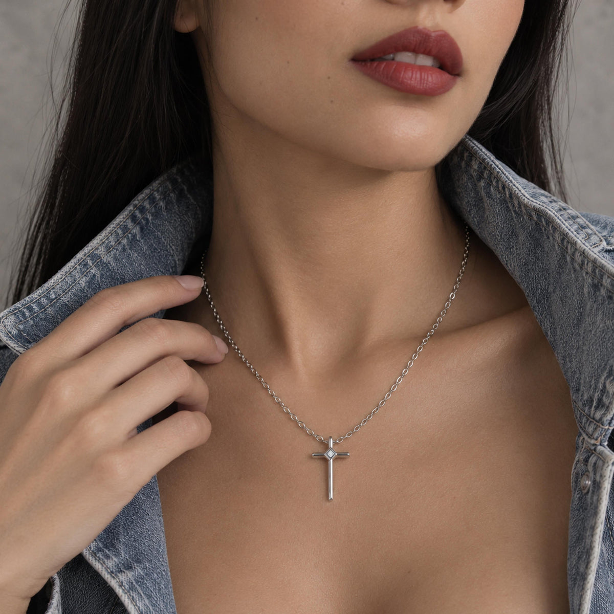 Collar con dije de Cruz y cristal rombo 45-50cm