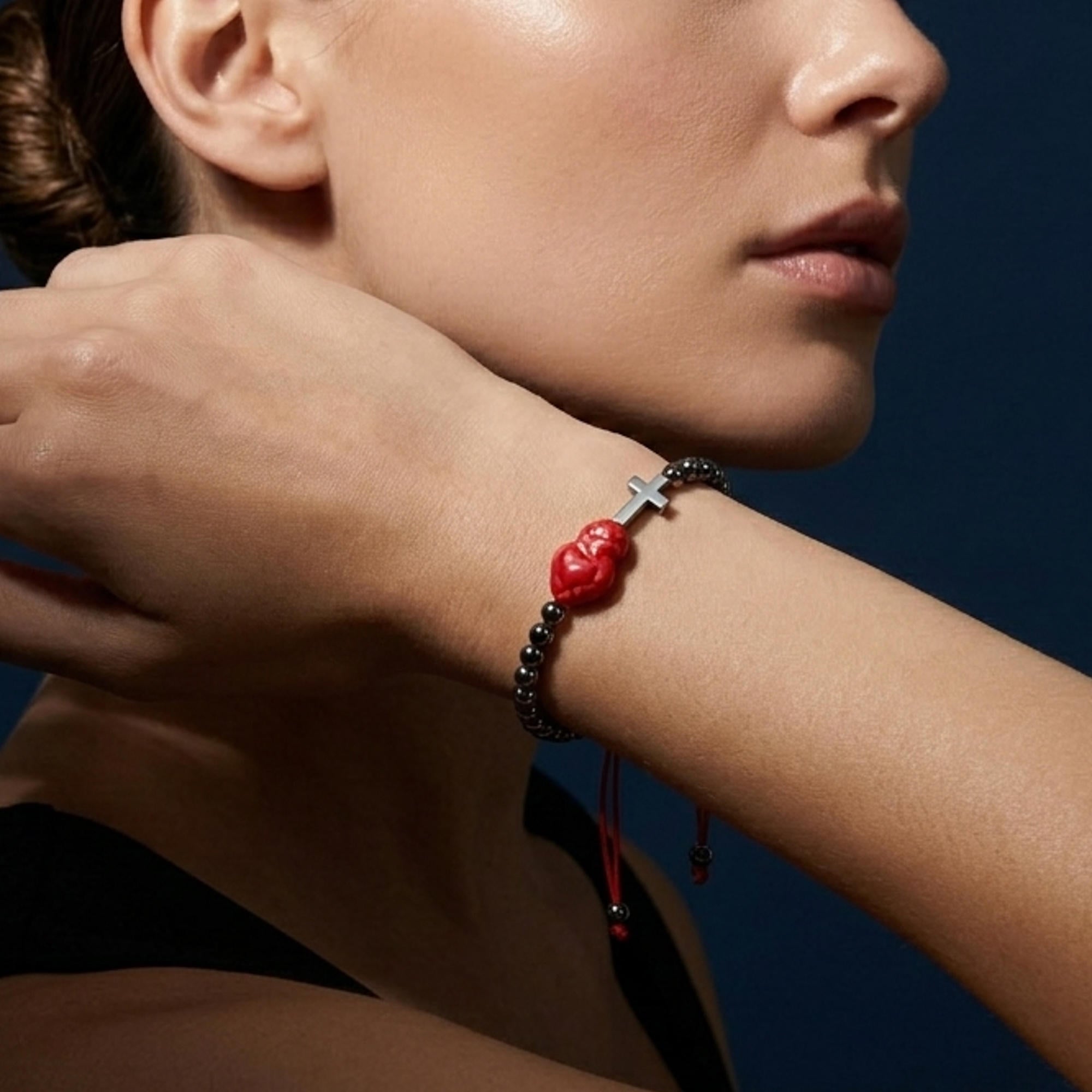 Pulsera ajustable hilo Cruz y Sagrado corazon 9-15mm