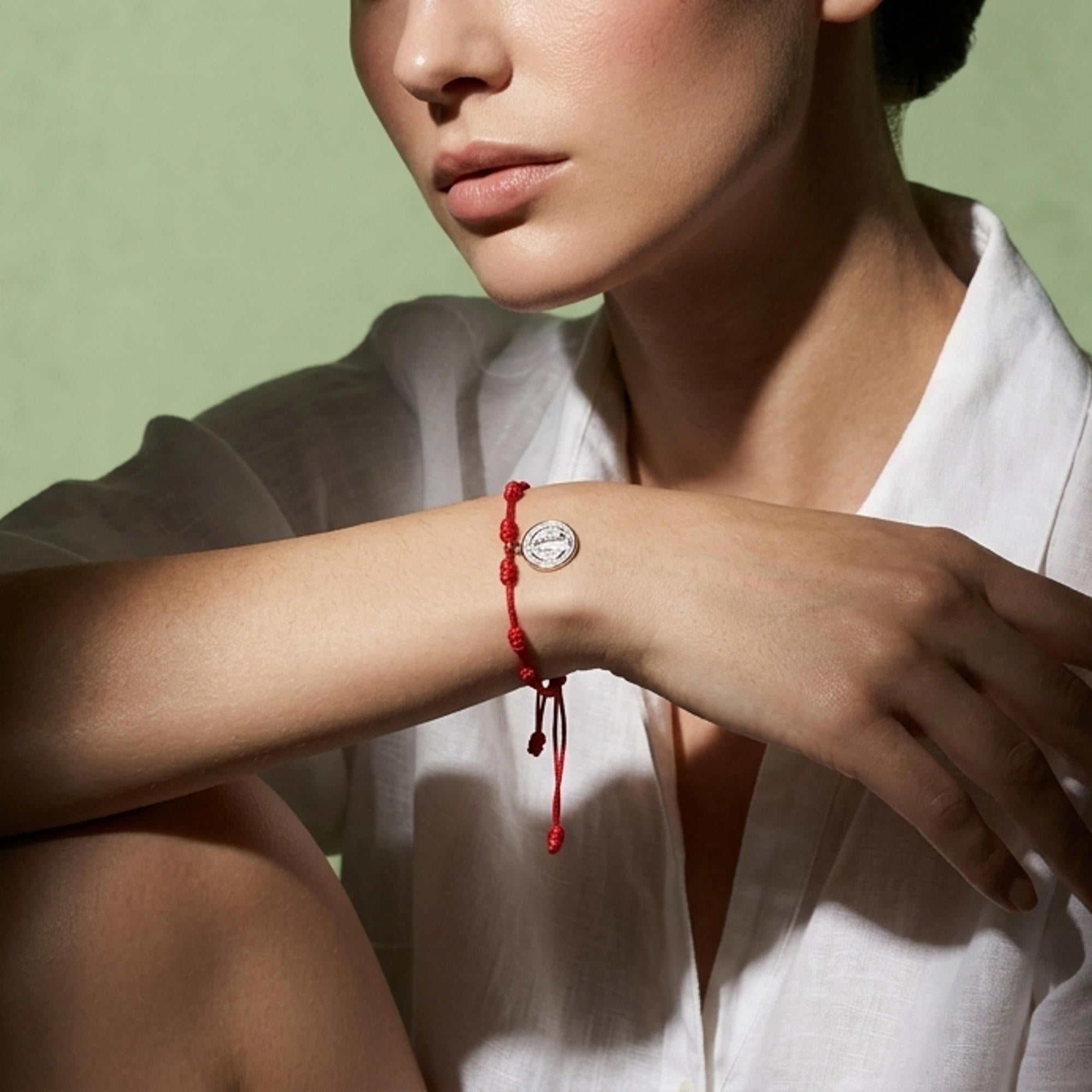 Pulsera ajustable hilo nudos dije colgante San Benito 18mm
