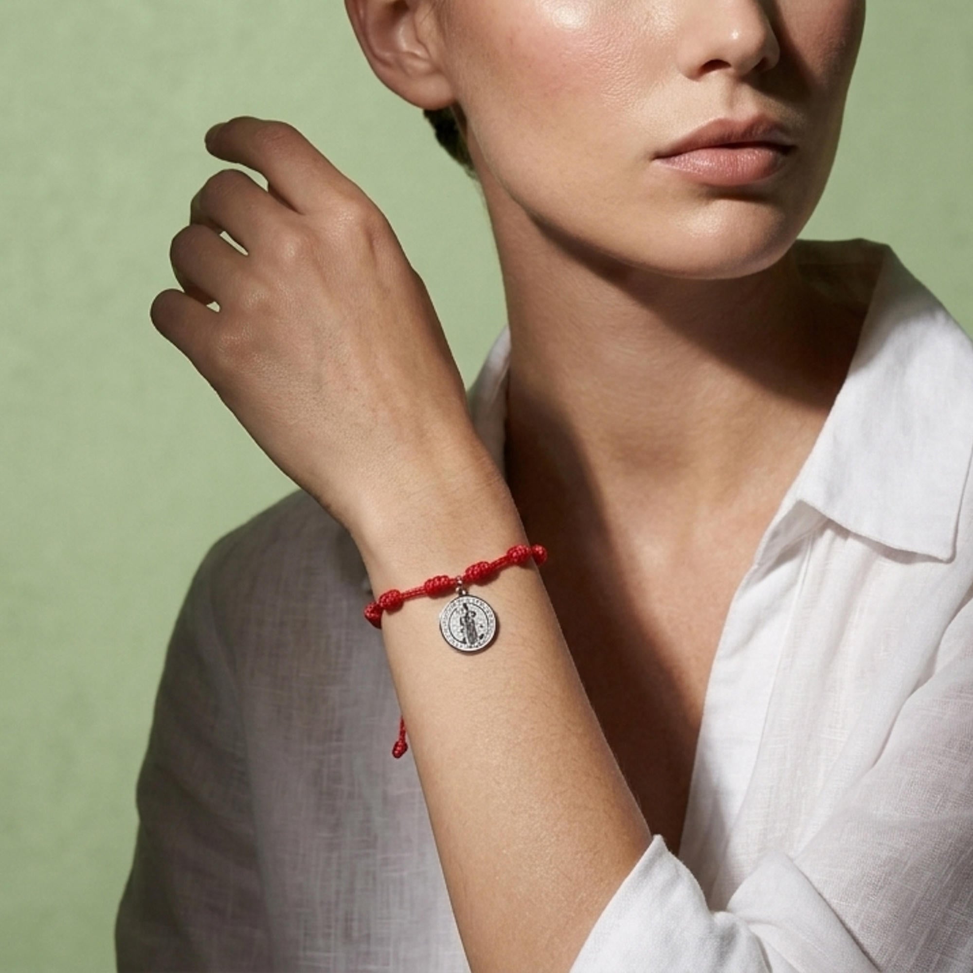 Pulsera ajustable hilo nudos dije colgante San Benito 18mm