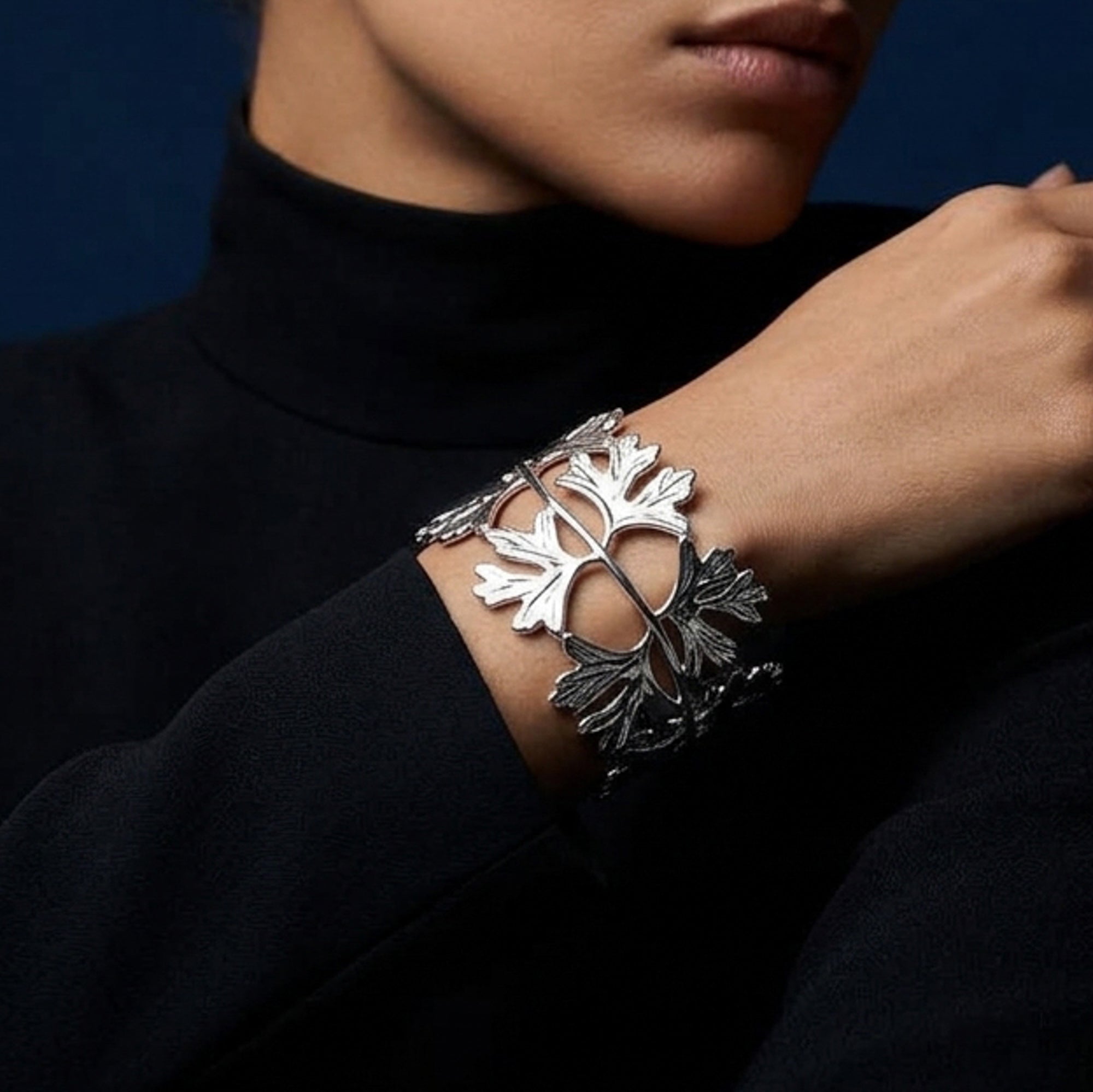 Brazalete ajustable de hojas texturizado 42mm