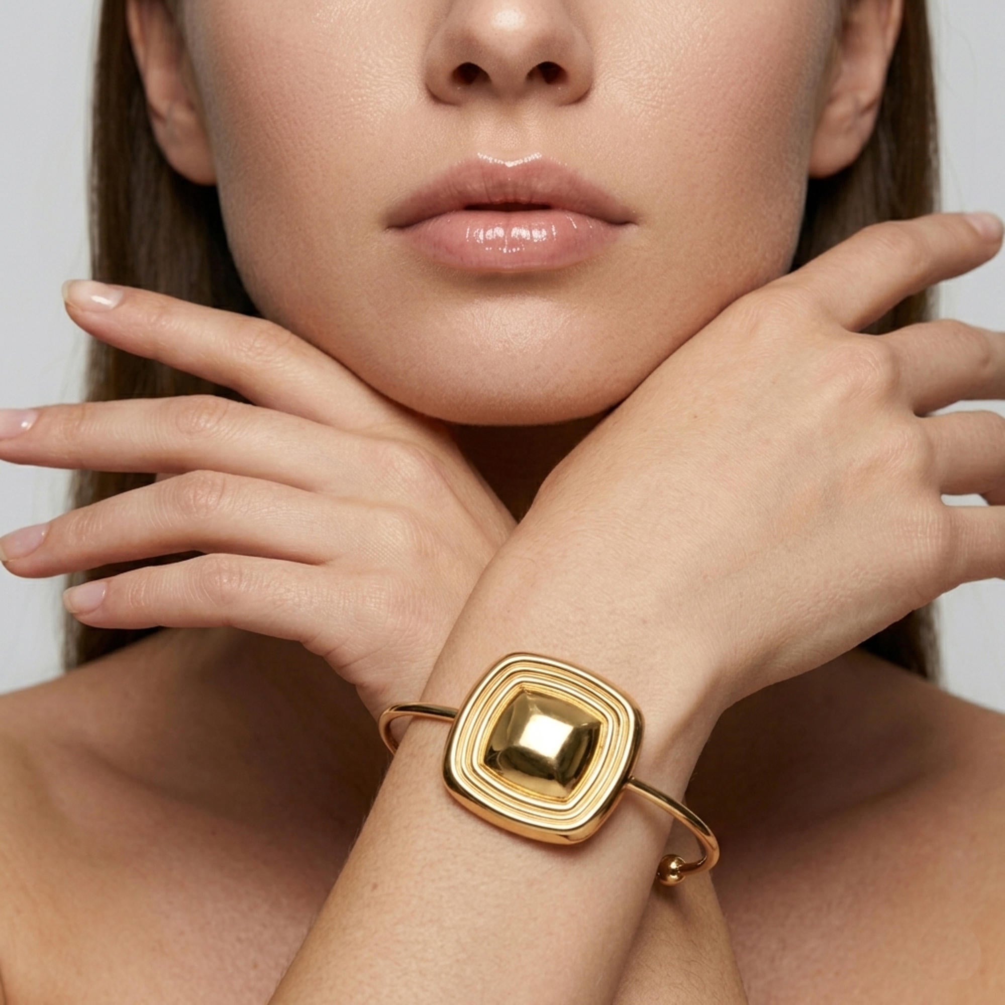 Brazalete ajustable tubular con cuadrado de diseño acanalado 25mm
