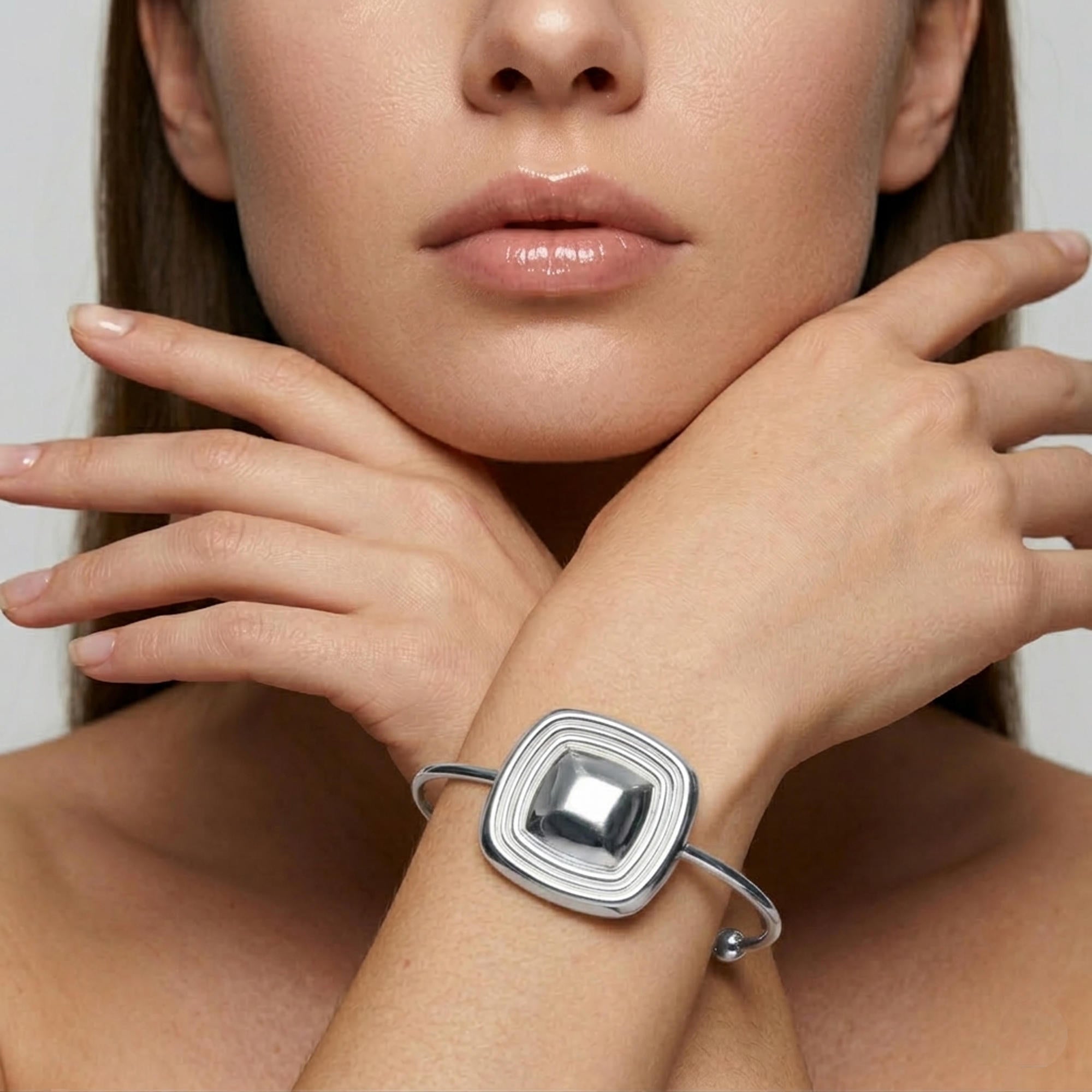 Brazalete ajustable tubular con cuadrado de diseño acanalado 25mm