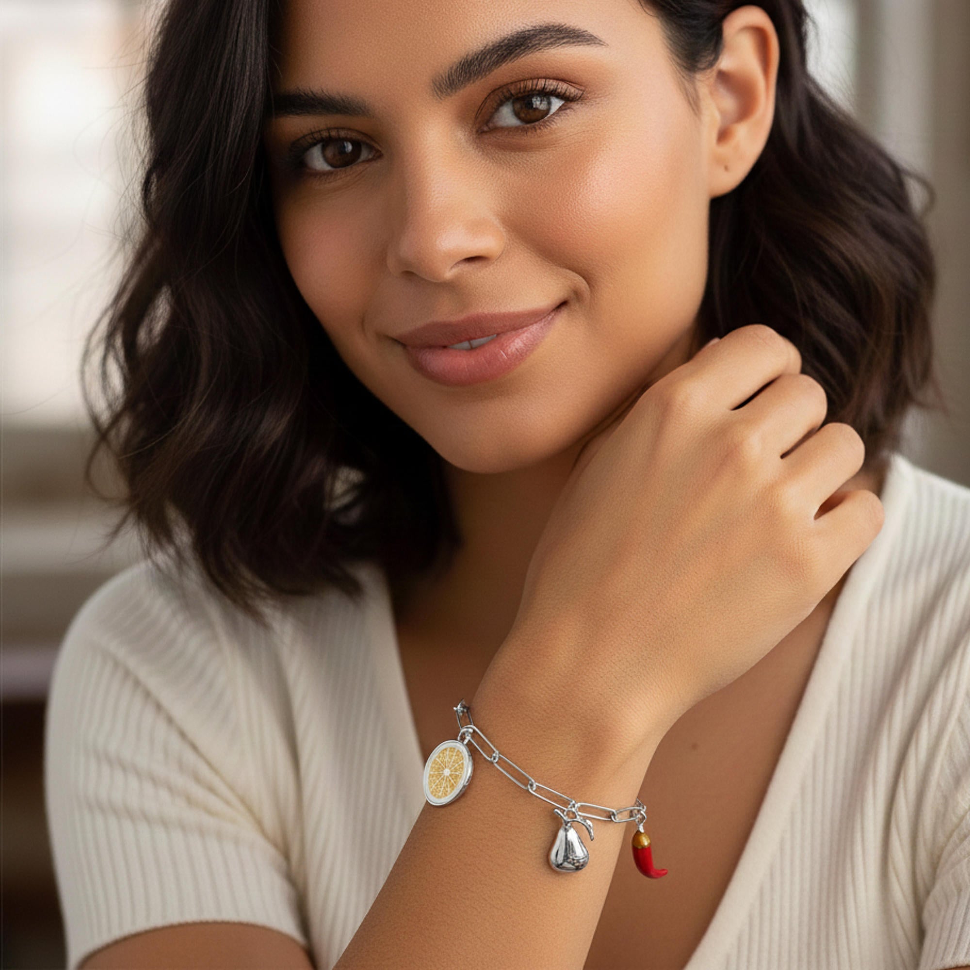 Pulsera con dije pera naranja y chile esmaltados 18-21cm