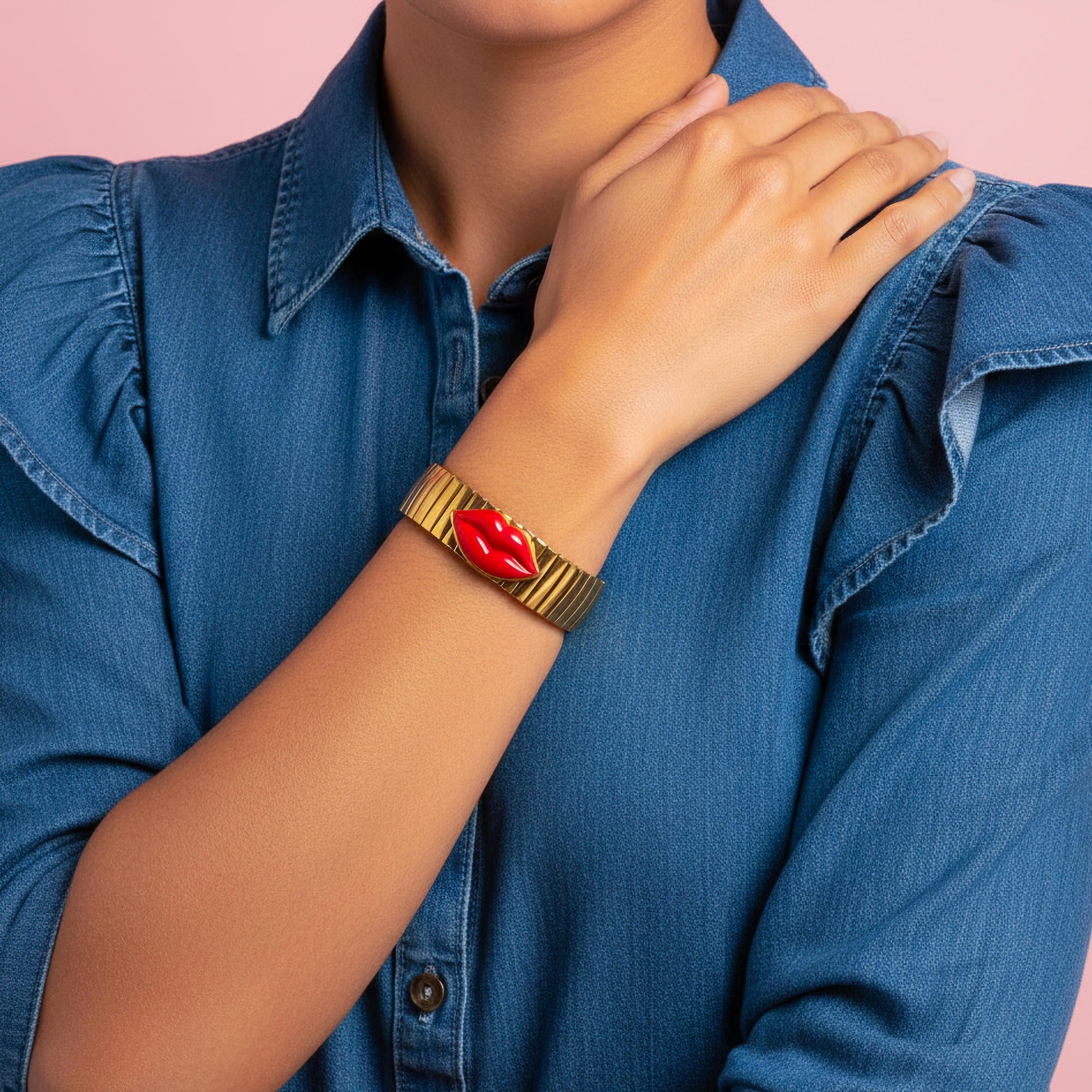 Brazalete ajustable de extensible con labios rojos esmaltados 18mm