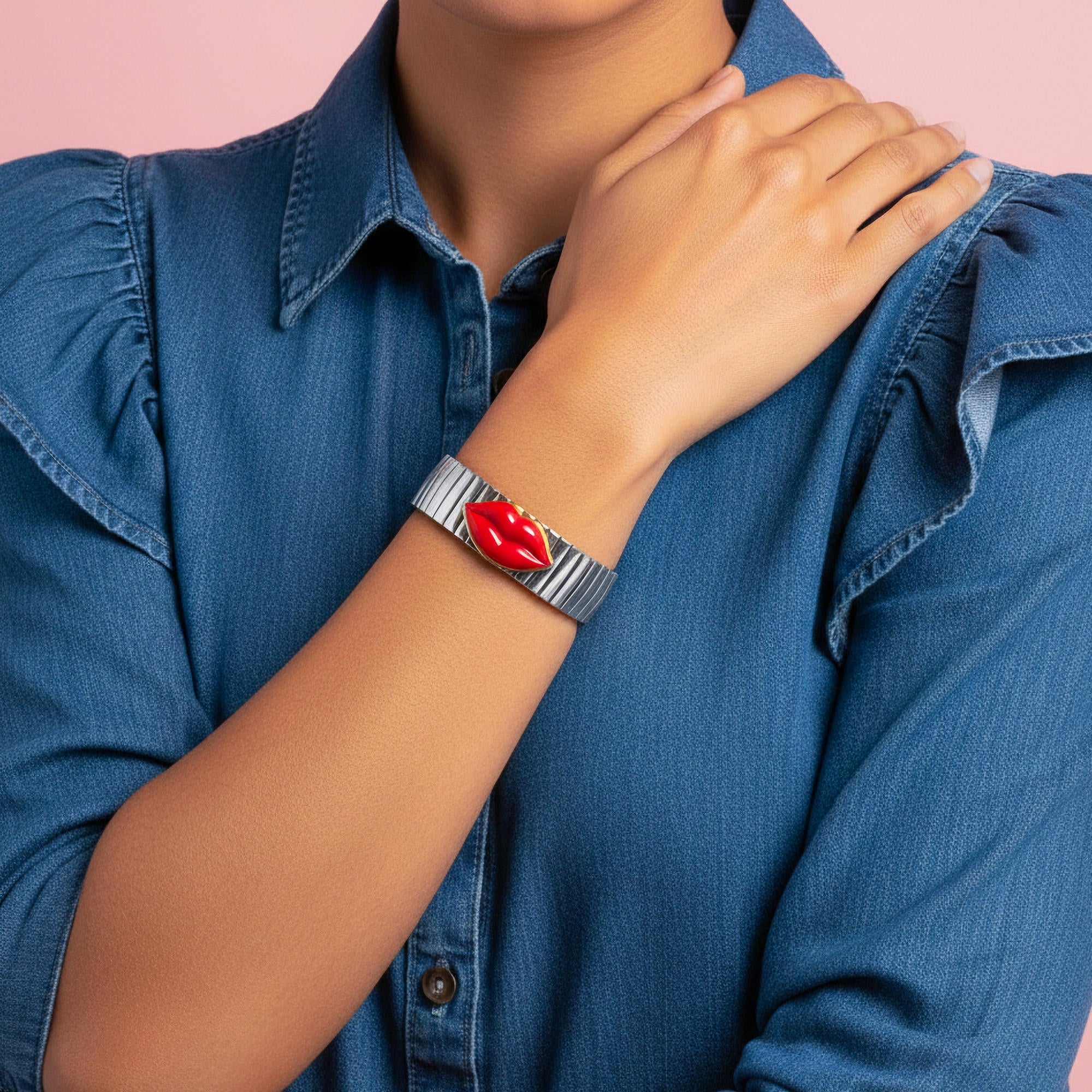Brazalete ajustable de extensible con labios rojos esmaltados 18mm
