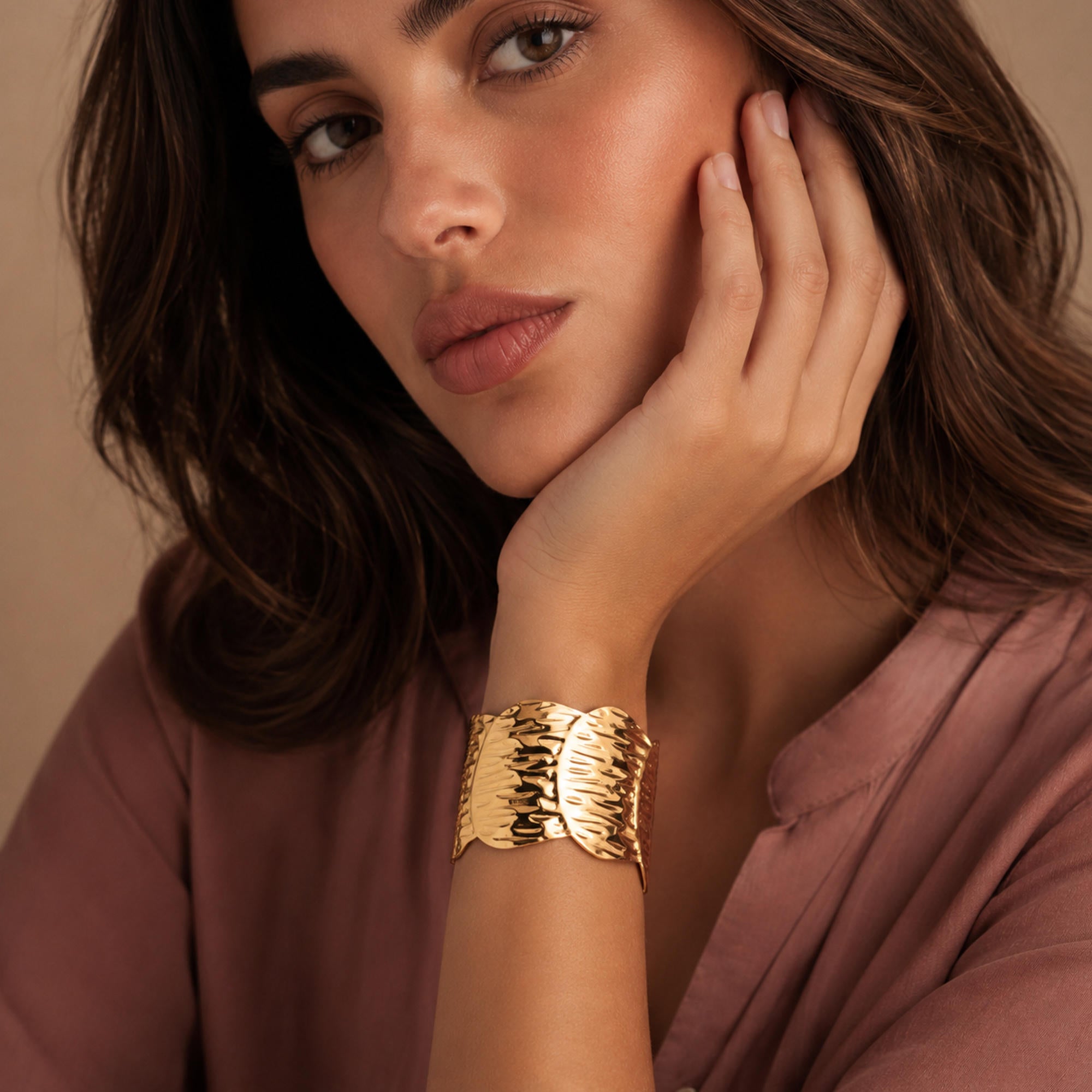 Brazalete ajustable asimetrico texturizado 50mm