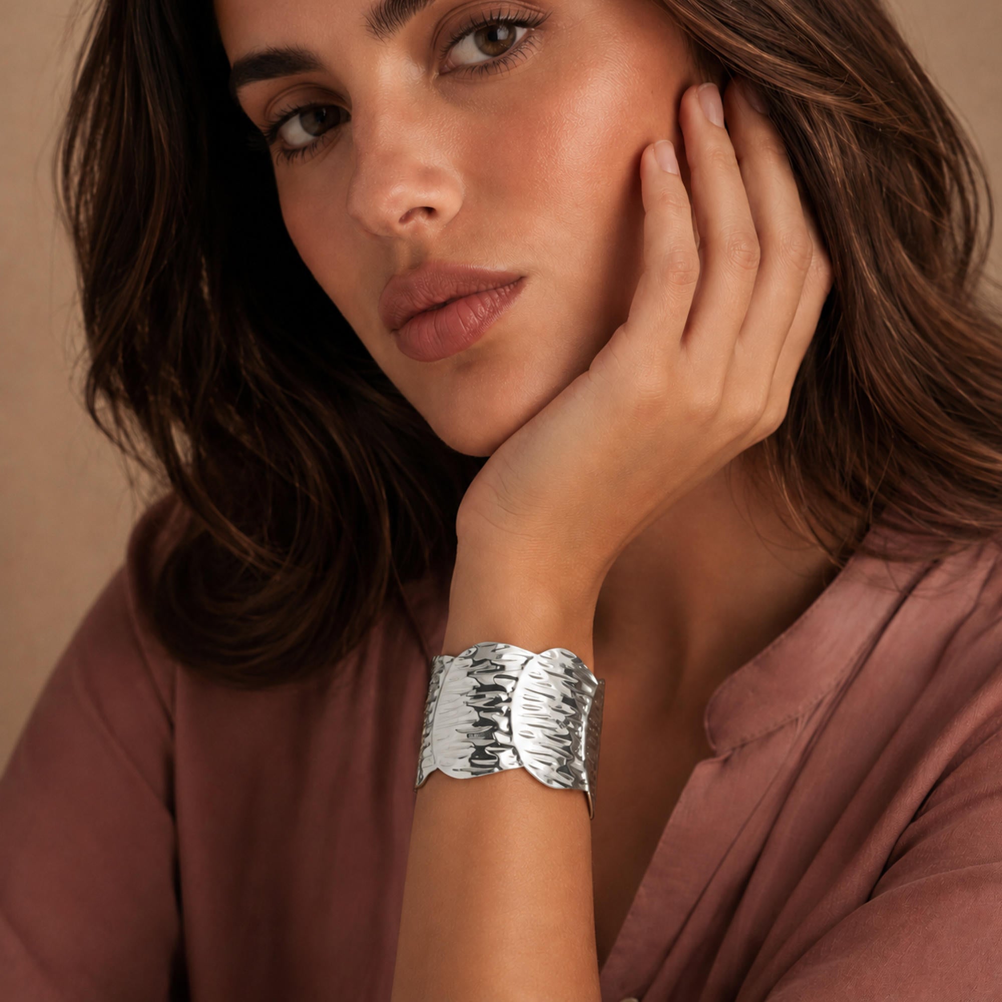 Brazalete ajustable asimetrico texturizado 50mm