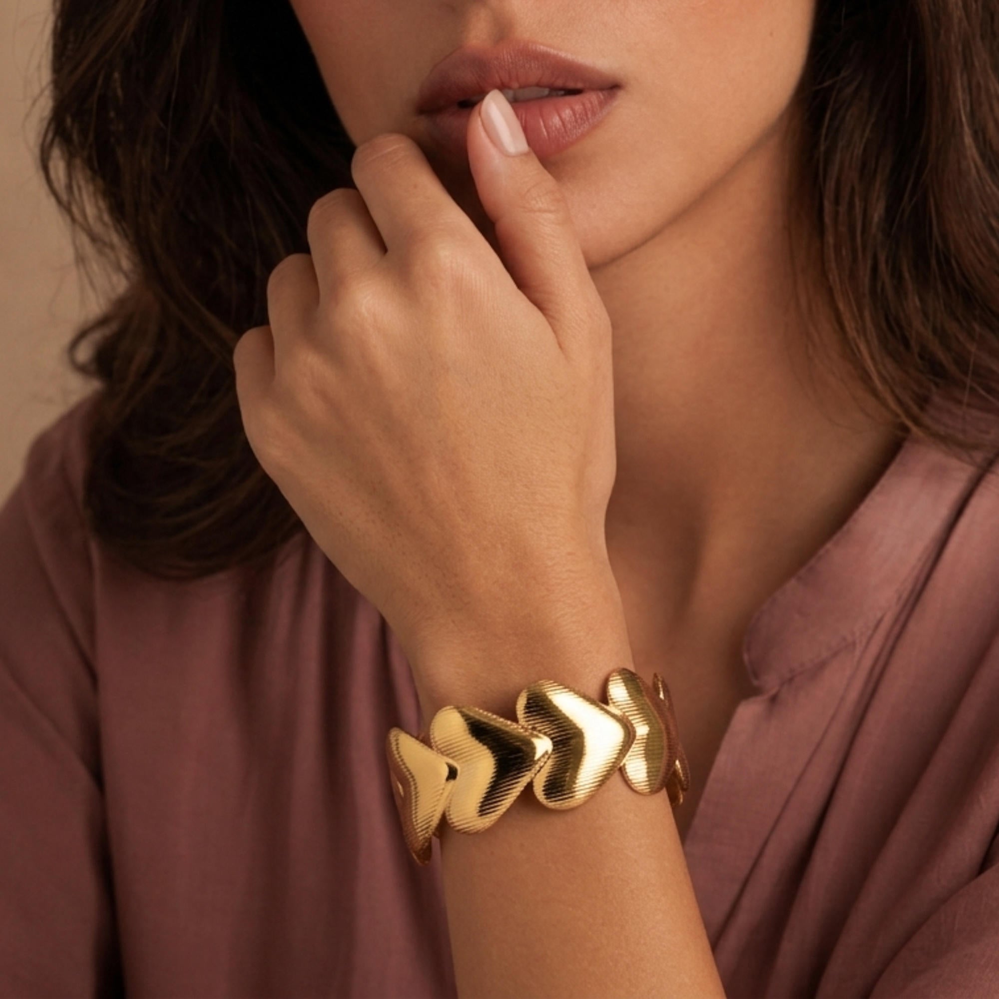 Brazalete ajustable corazones texturizado lineal 25mm