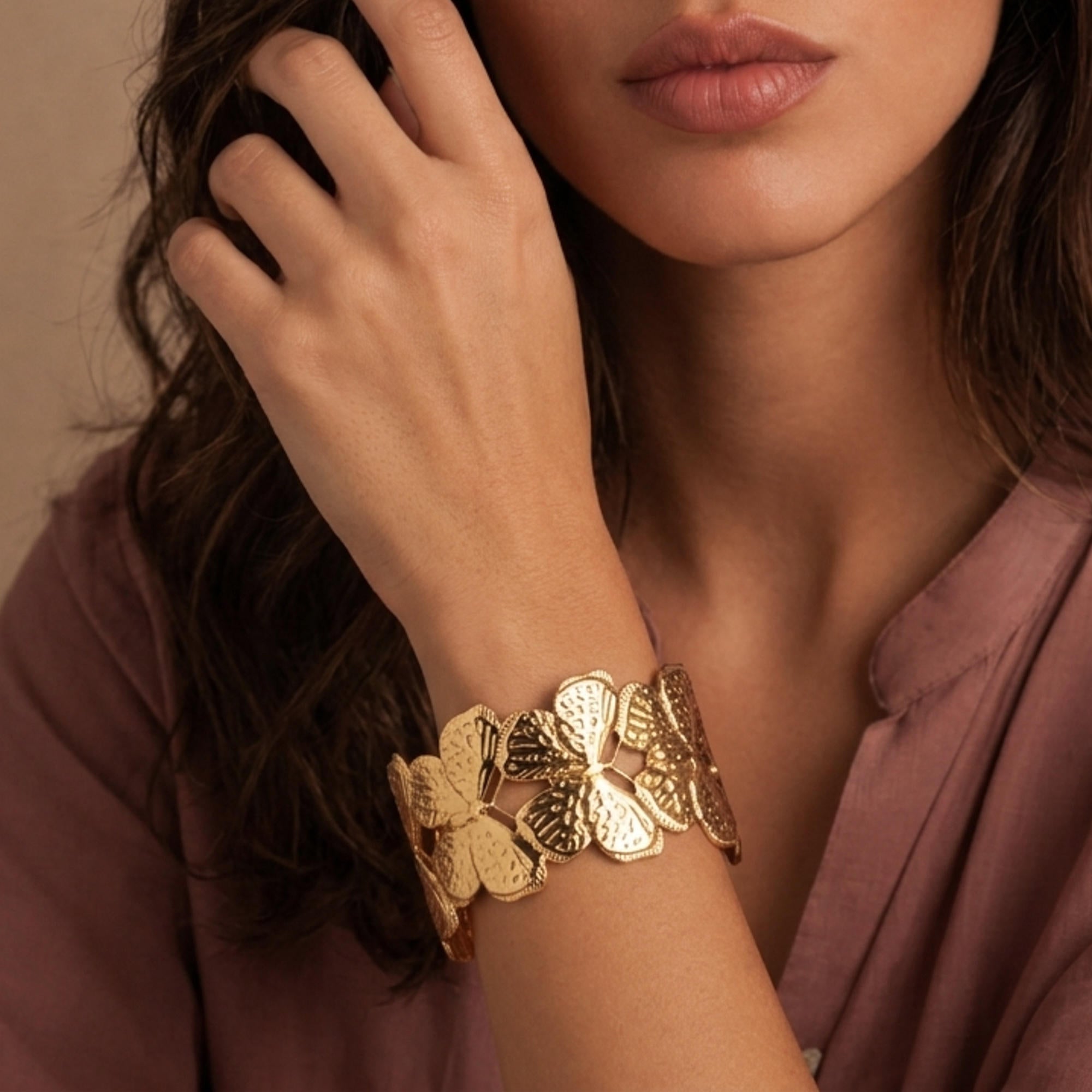 Brazalete ajustable de mariposas grabadas 6.5cm