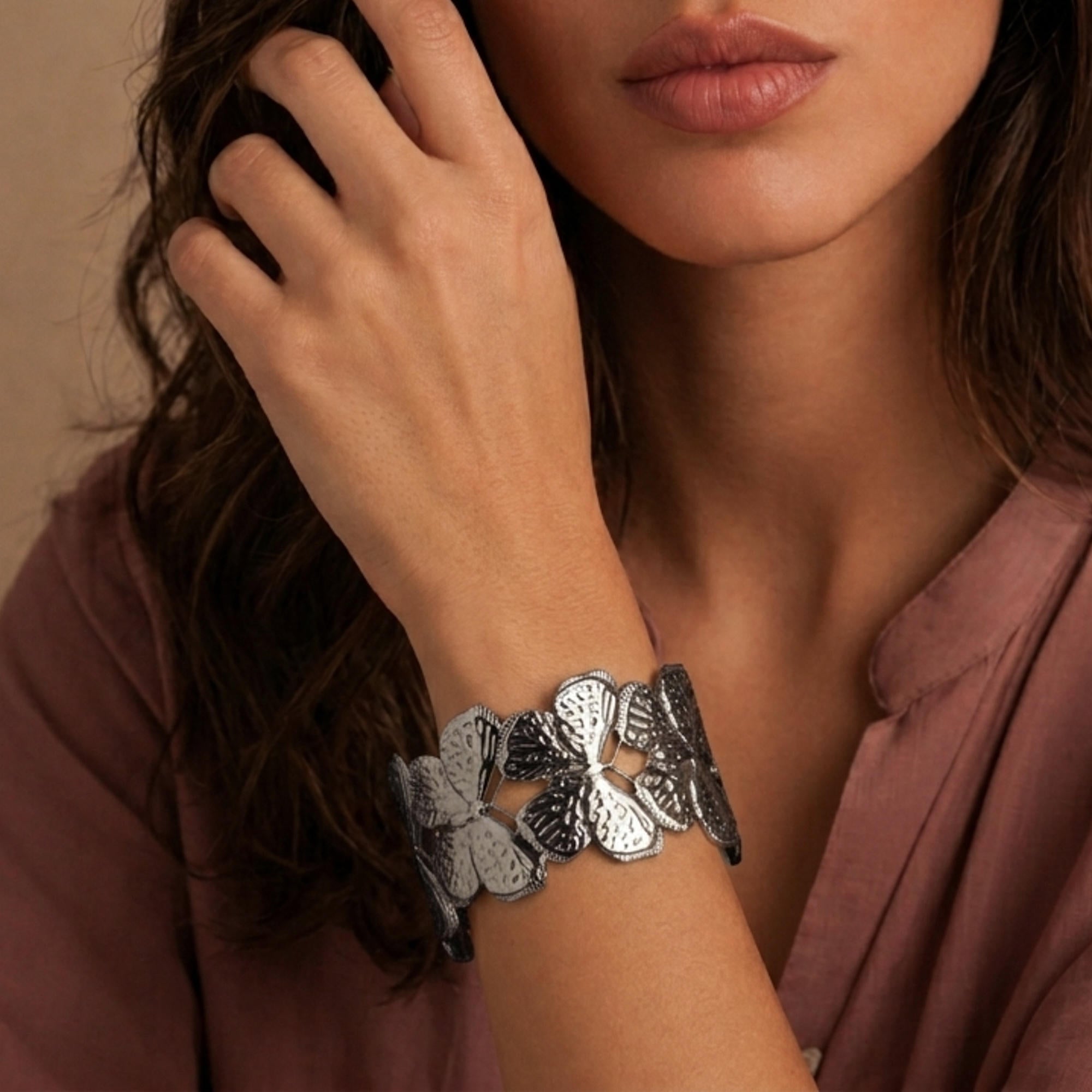 Brazalete ajustable de mariposas grabadas 6.5cm