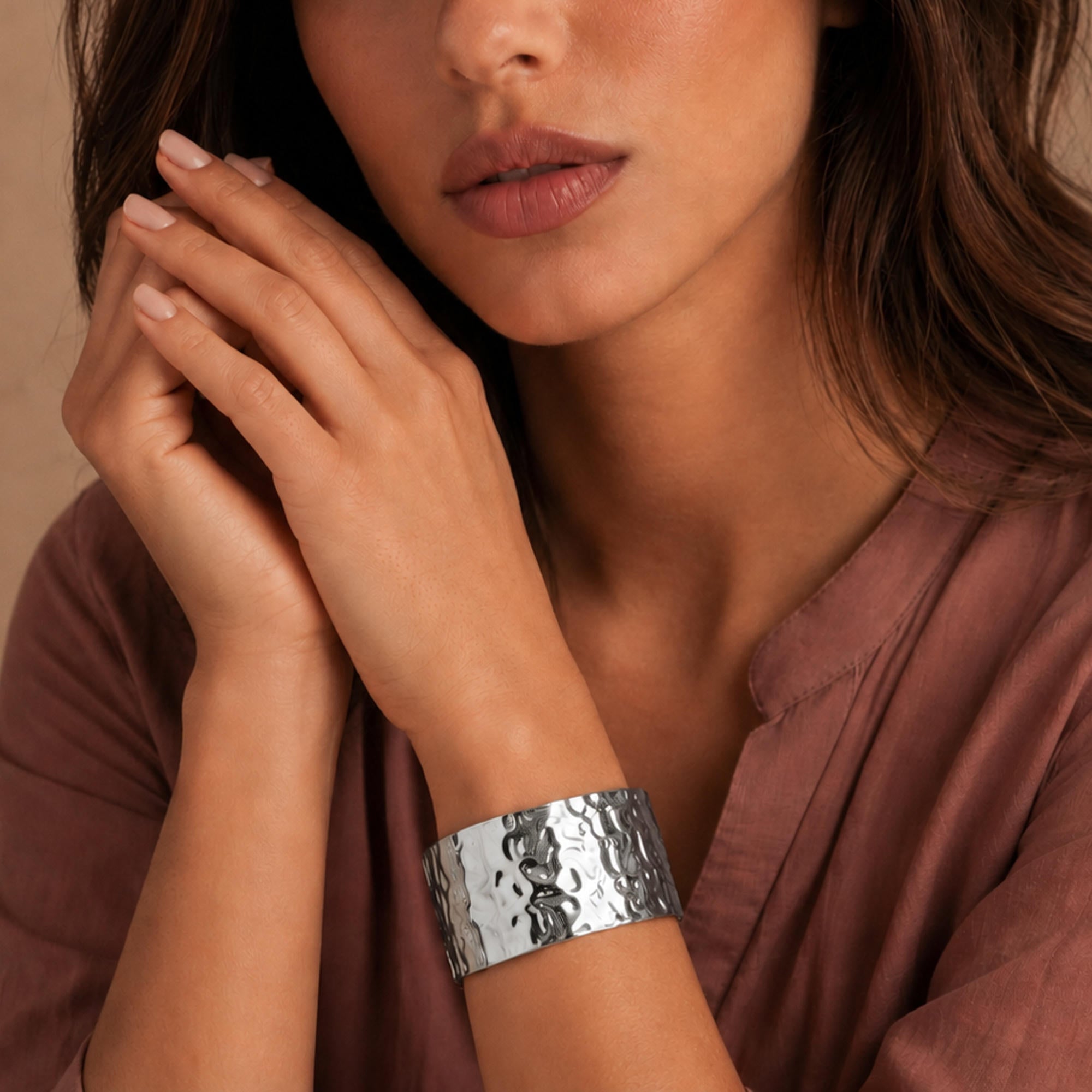 Brazalete ajustable martillado liso 6.5cm