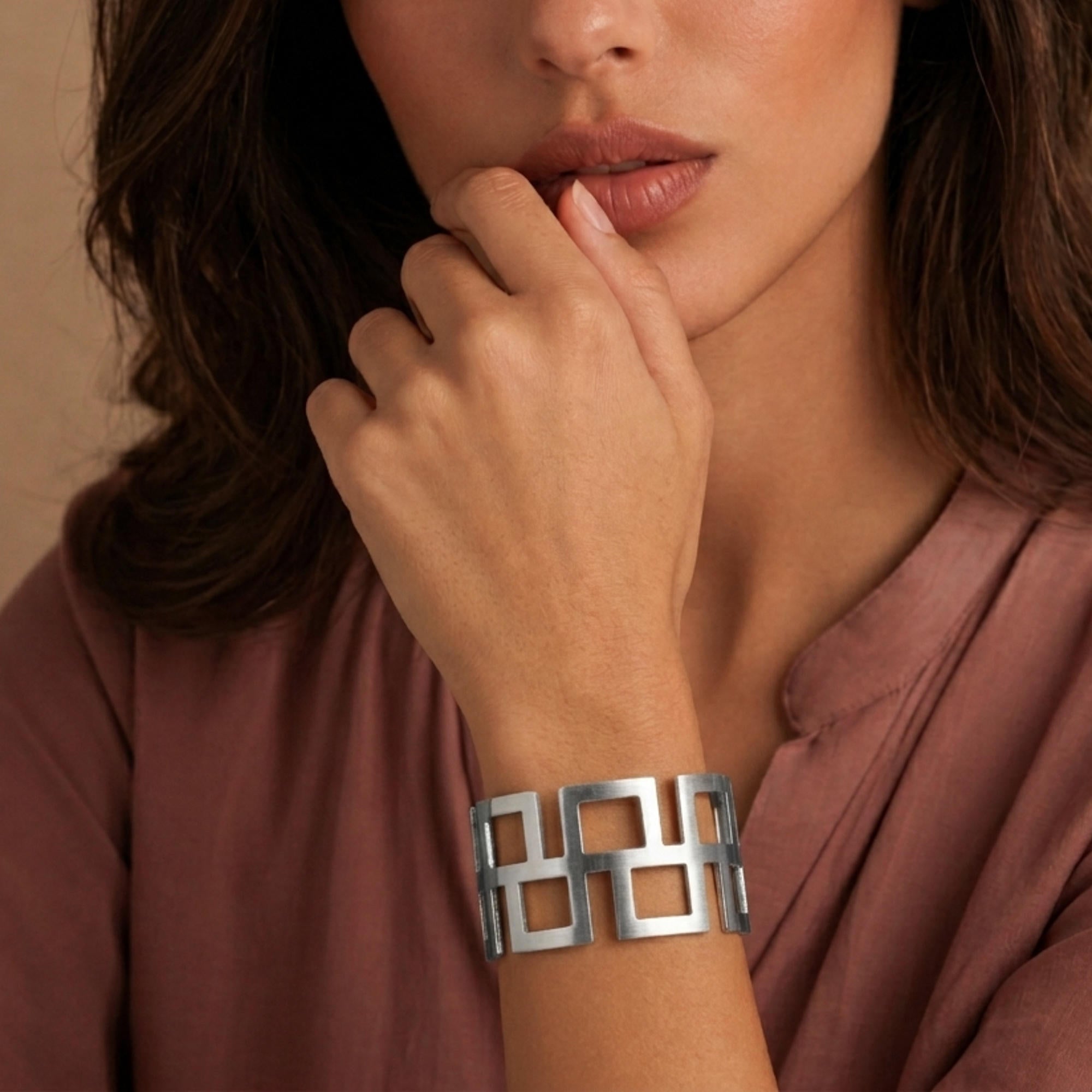 Brazalete ajustable silueta de cuadros entrelazados liso 6.5cm