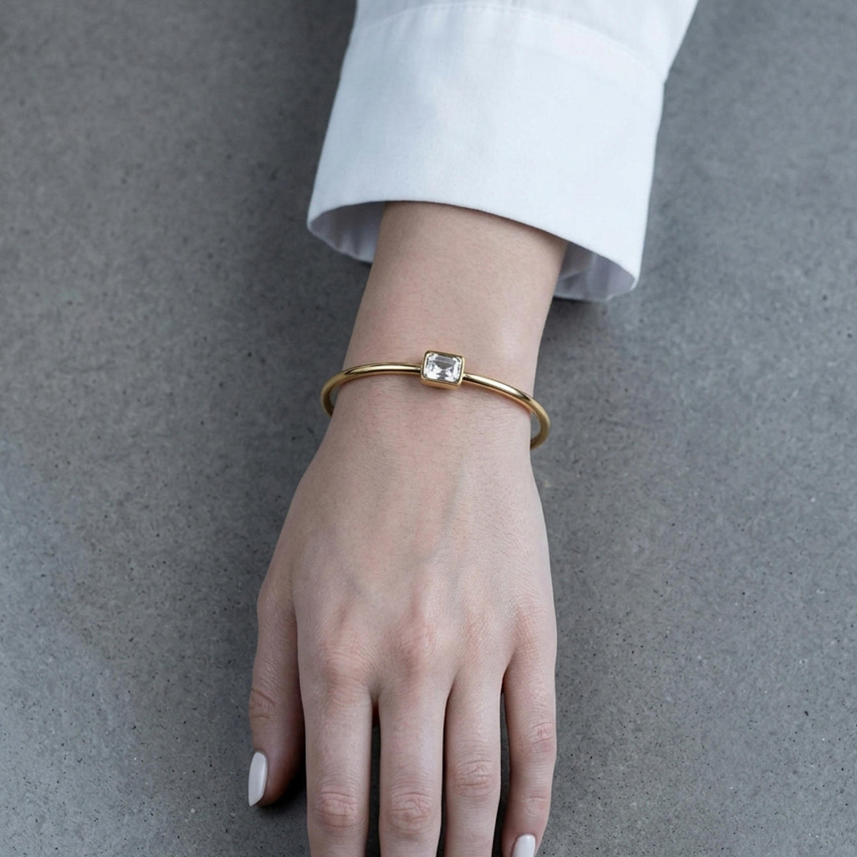 Brazalete tubular liso con cristal biselado cuadrado 6.5cm