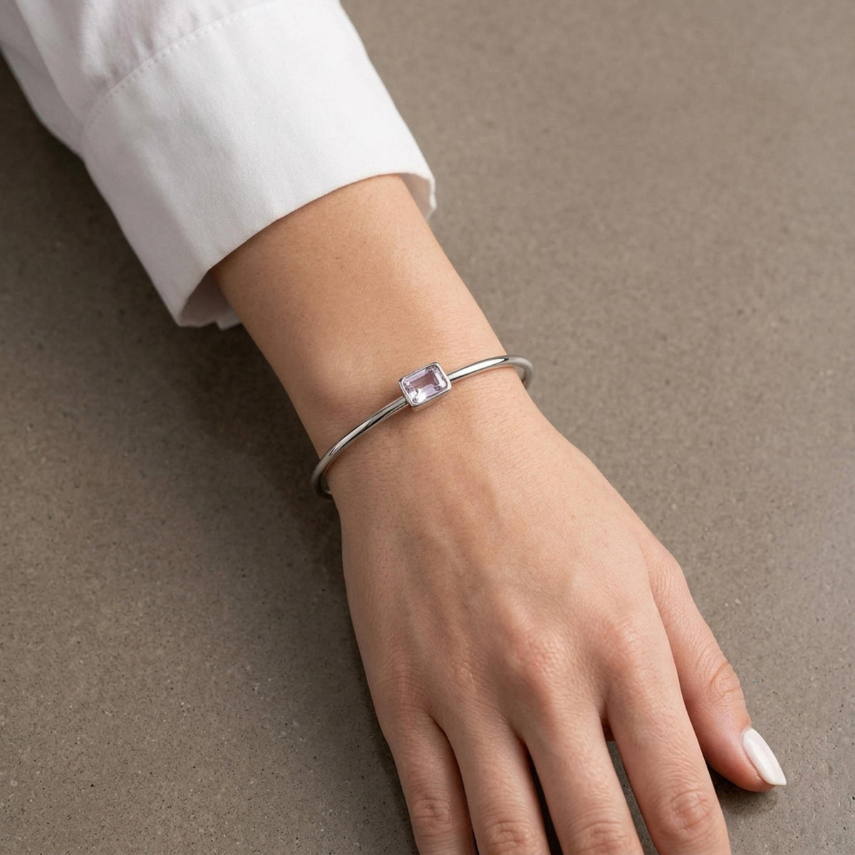 Brazalete tubular liso con cristal biselado cuadrado 6.5cm